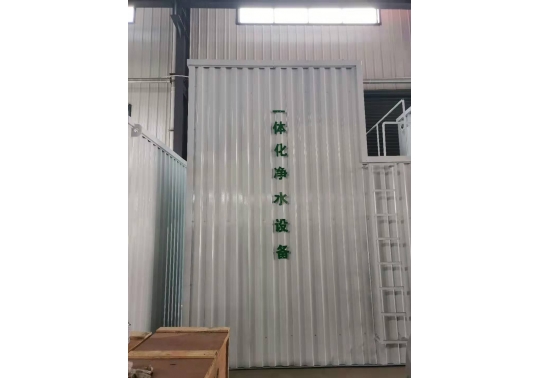 生活廢水處理設(shè)備系統(tǒng)軟硬件：由混凝土池、沉砂池、過濾池、水體平穩(wěn)加藥設(shè)備、反清洗設(shè)備、離心水泵及電控柜構(gòu)成